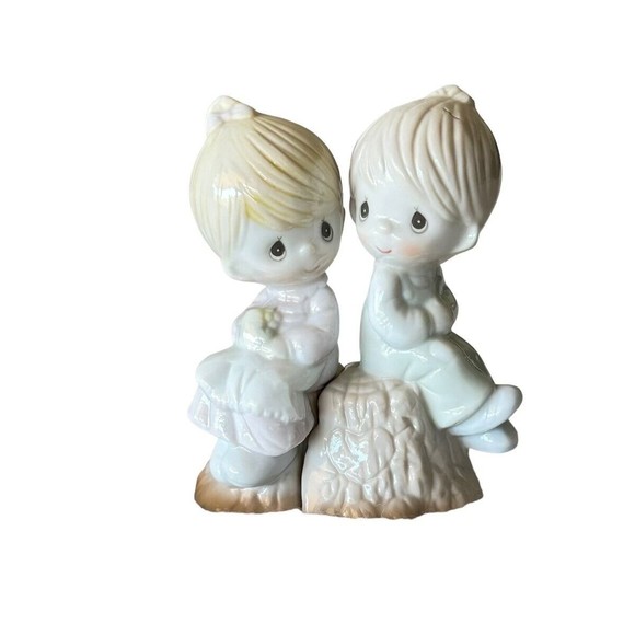 Precious Moments Salt & Pepper Shakers Boy & Girl Sitting On Stump 1993 - Picture 1 of 5